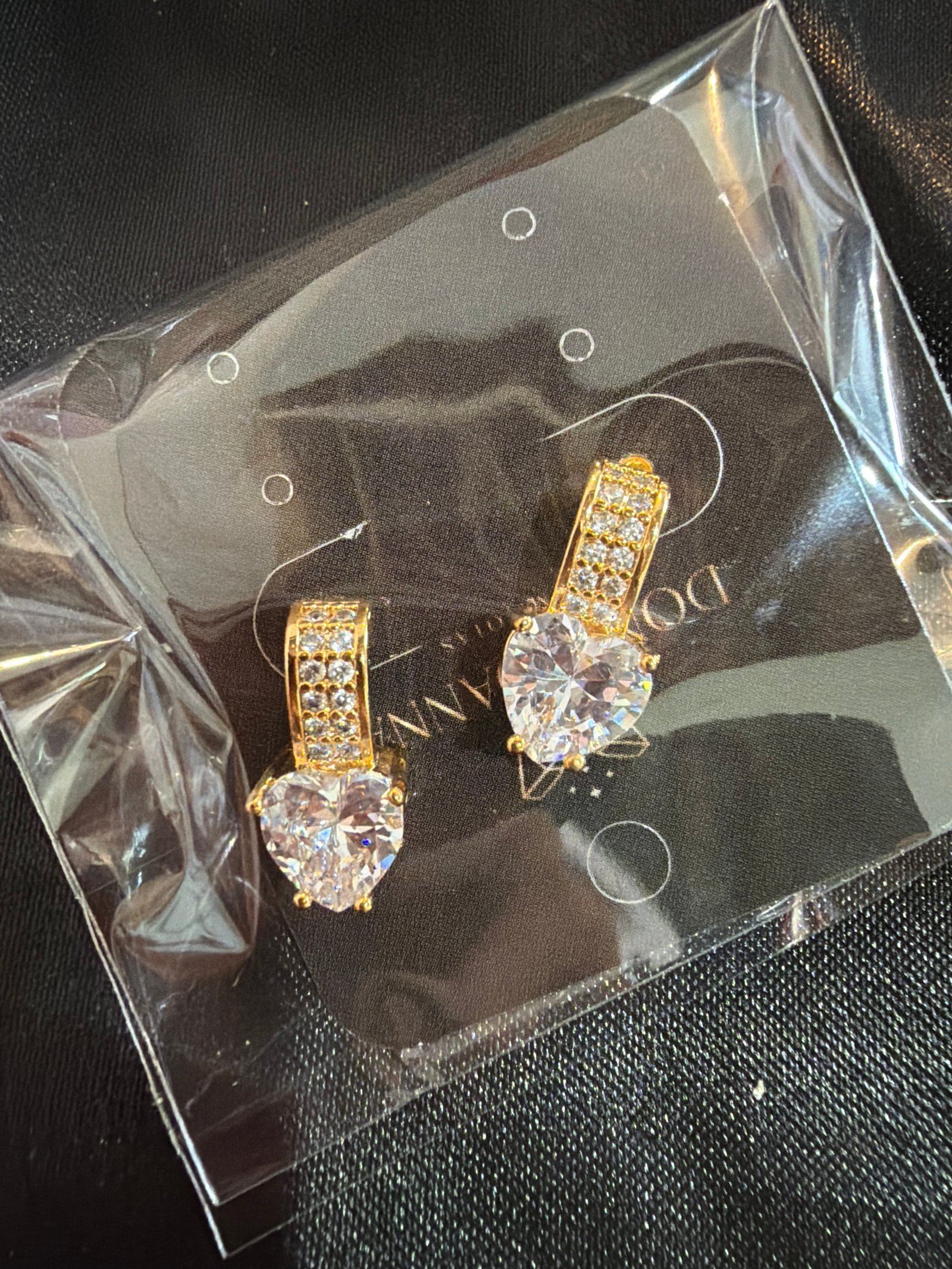 Brinco coração strass