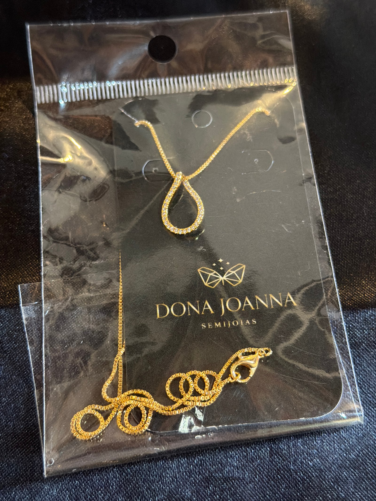 Colar gota cravejada