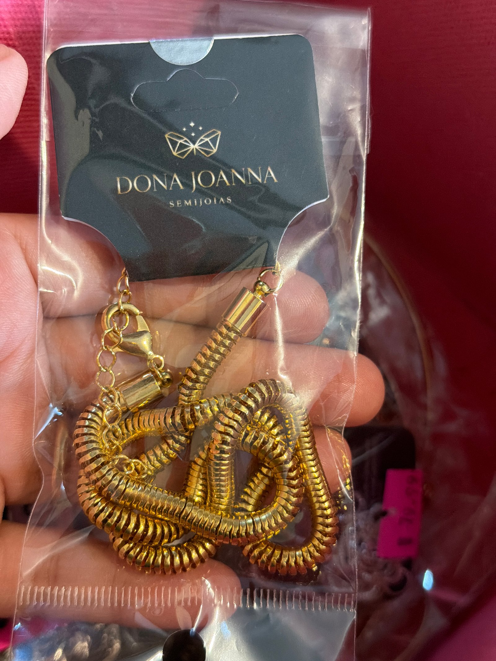 Colar dourado torcido